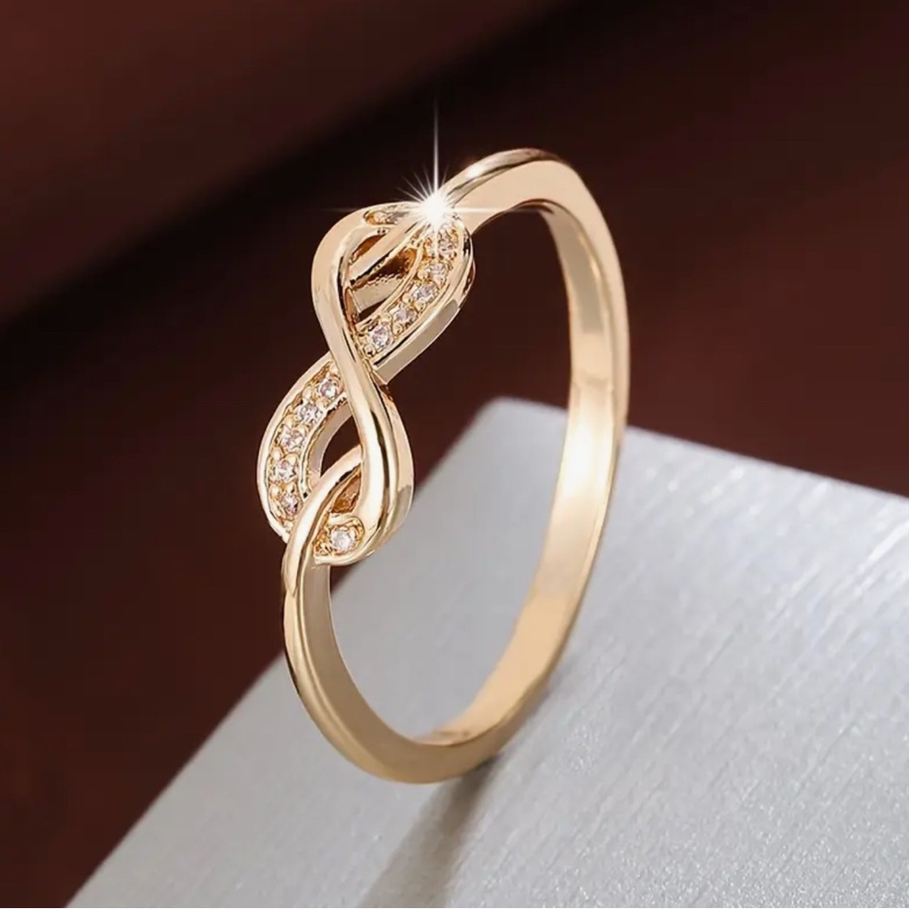 Elegant Gold Infinity Ring Size 8 NEW